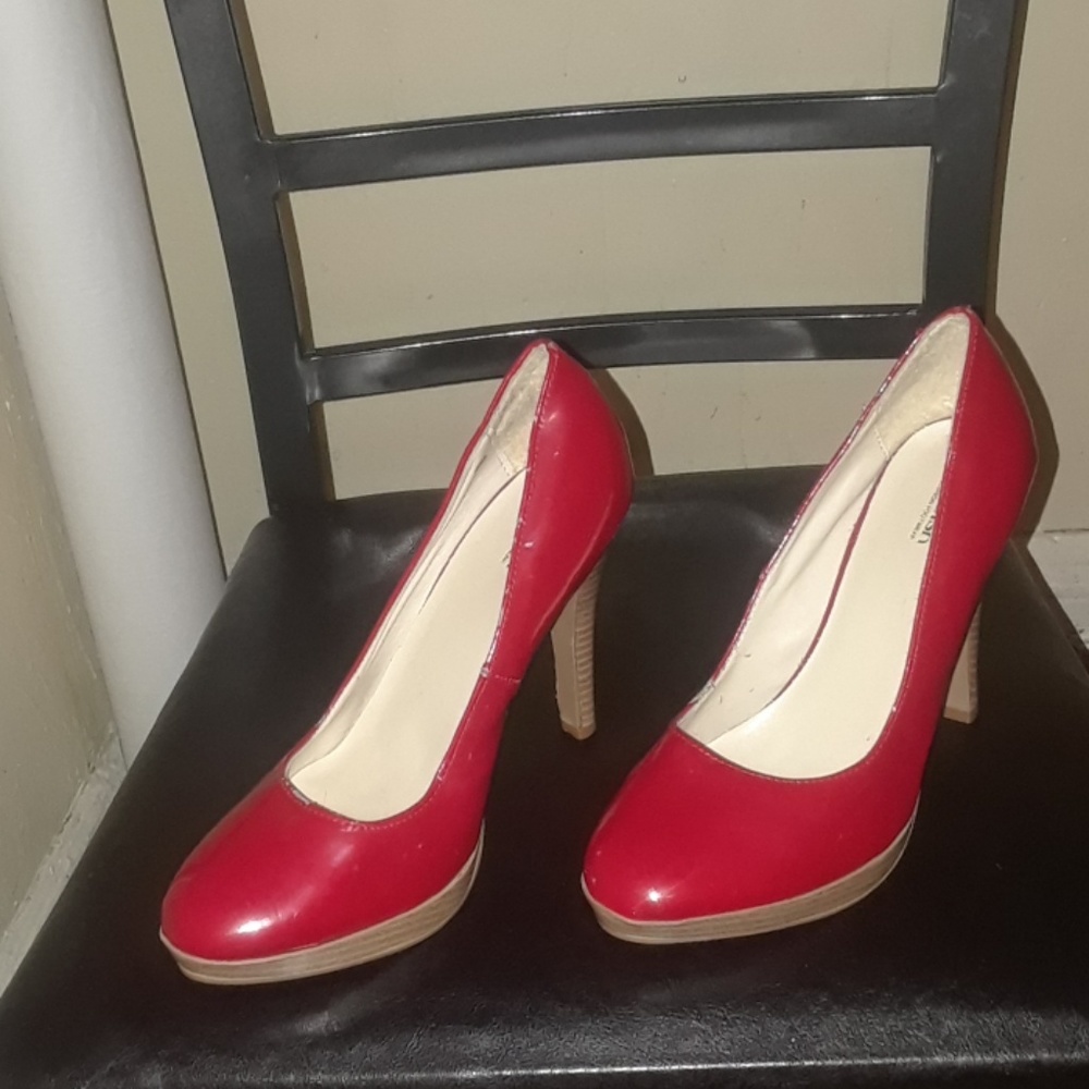 Red pumps